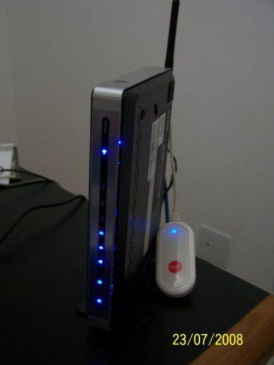 Foto do DIR-451 conectado ao modem da Claro (Clique para ampliar)